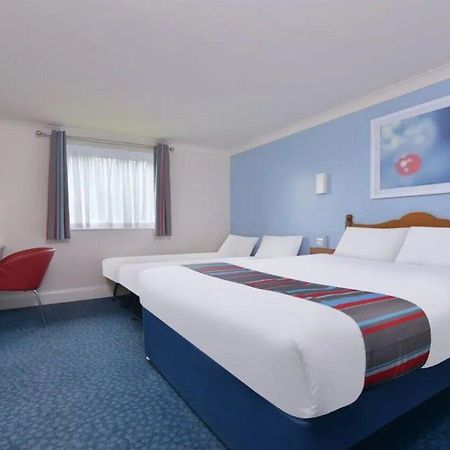 Travelodge Cardiff Airport Bagian luar foto