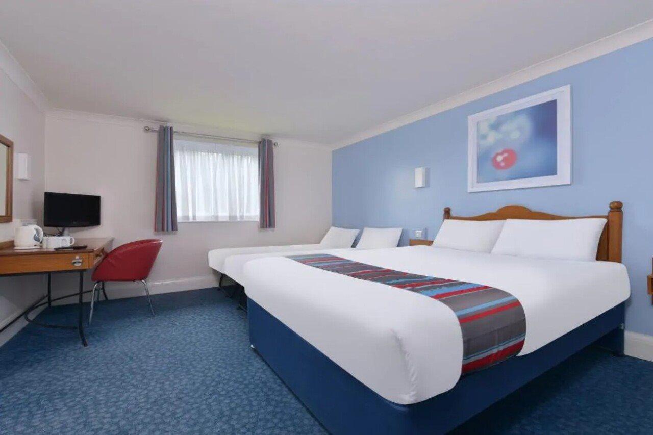 Travelodge Cardiff Airport Bagian luar foto