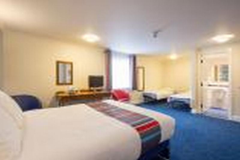 Travelodge Cardiff Airport Bagian luar foto