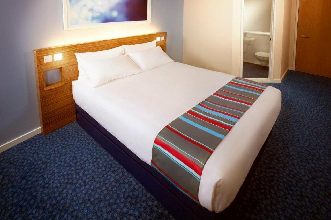 Travelodge Cardiff Airport Bagian luar foto