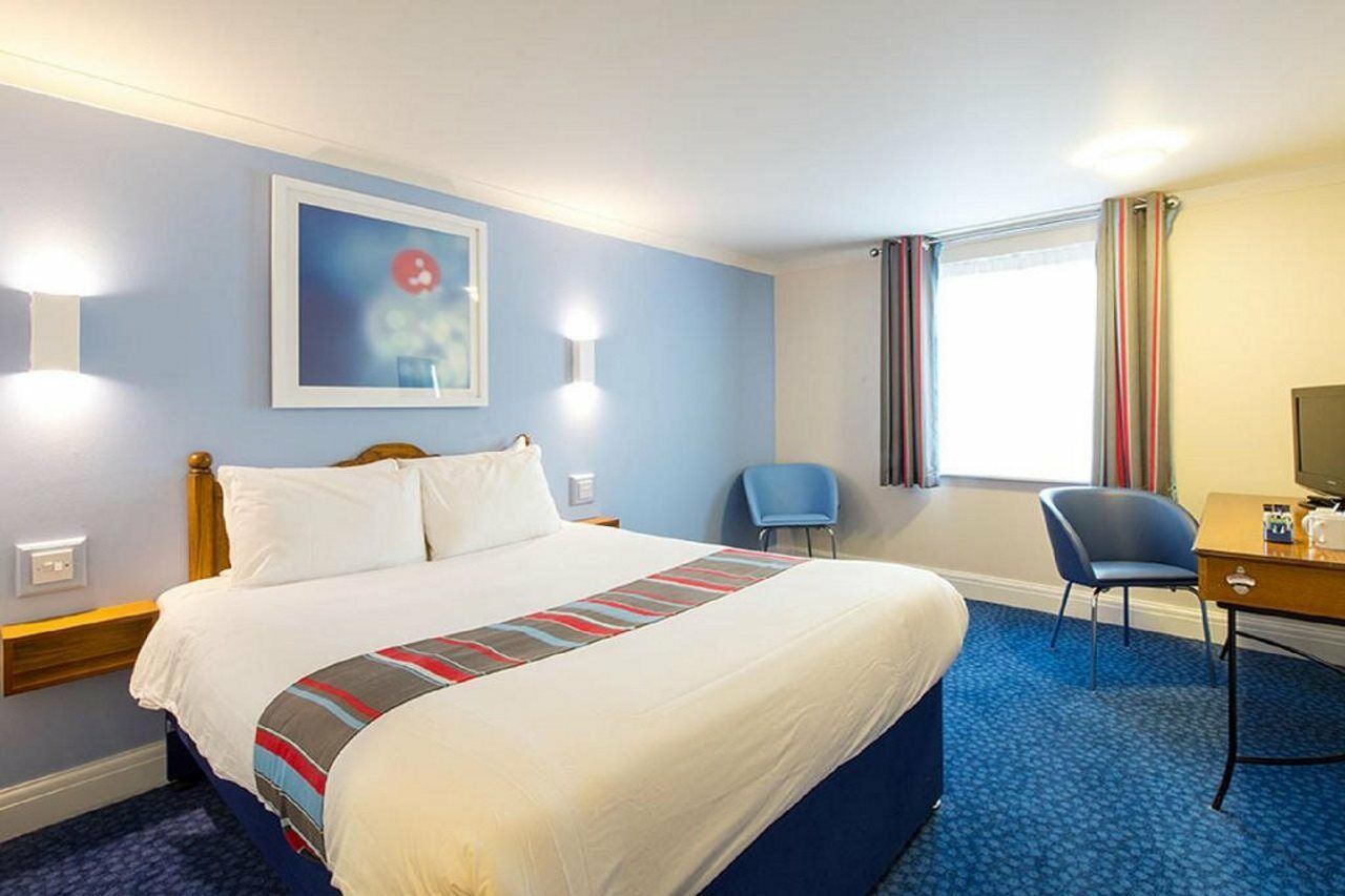 Travelodge Cardiff Airport Bagian luar foto