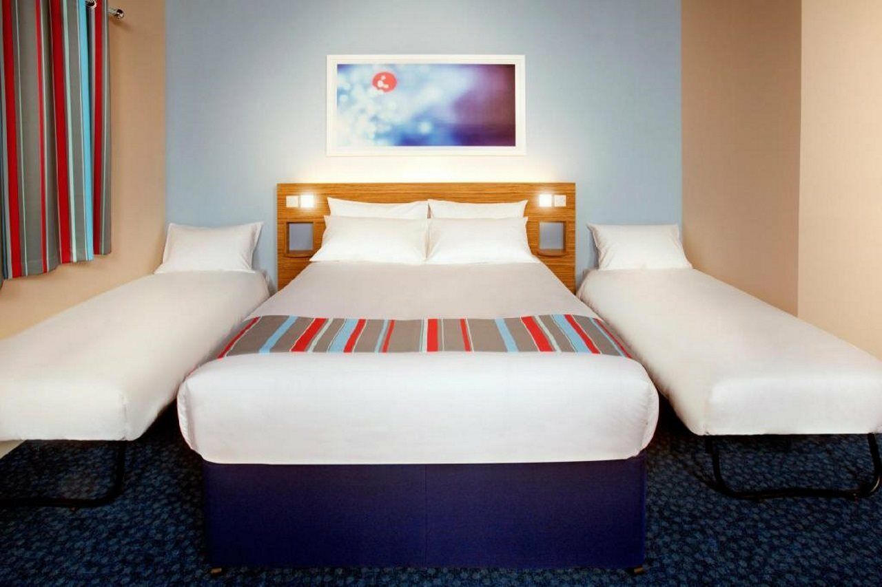 Travelodge Cardiff Airport Bagian luar foto